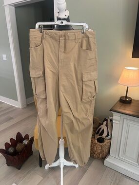 Good American women’s  Cargo Pants in Khaki